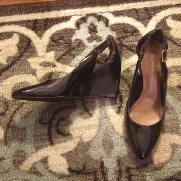 BCBG wedge Heel in Burgundy Shimmer