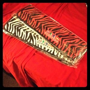 Heat holder for hair straighteners