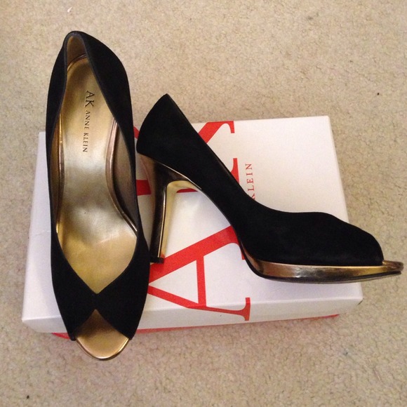 💢Just Reduced💢 AK Peep Toe Suede Pump