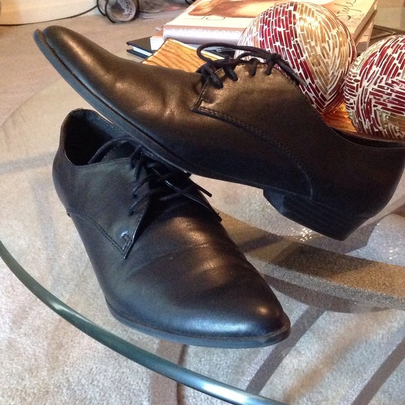 SOLD!!!!Black Pointed toe flats with laces