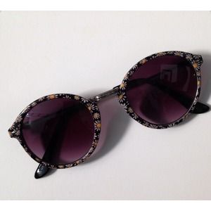 Urban Outfitters Daisy Sunglasses