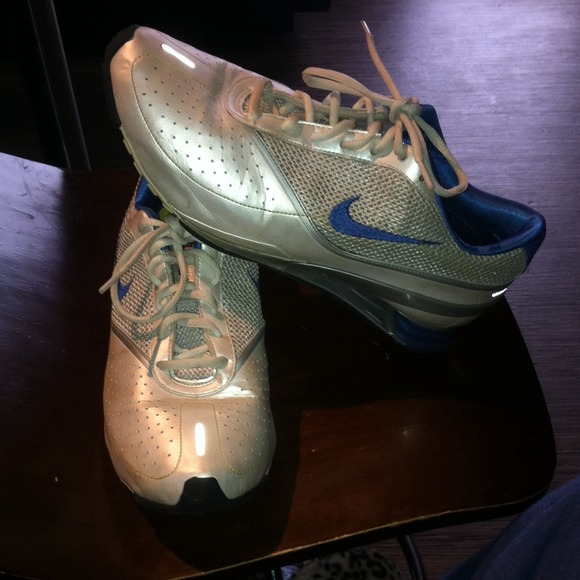 WOMEN'S NIKE SHOX SIZE 9.5