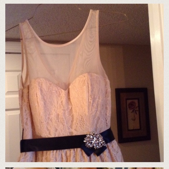 light peach dress w/ black belt and pretty brooch - Picture 3 of 3