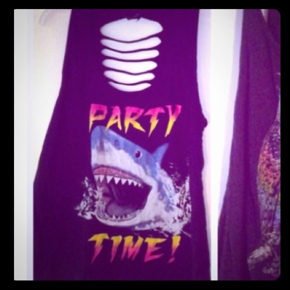 💕FOREVER 21 Shark muscle tank