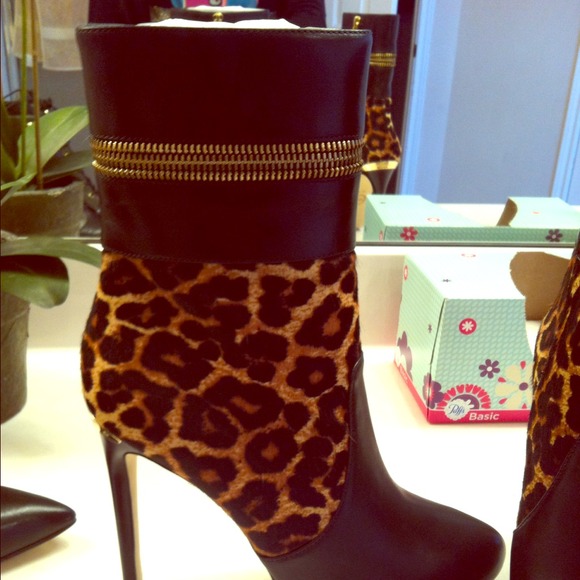 Brand new Michael Kors leopard booties size 6.5 - Picture 1 of 5