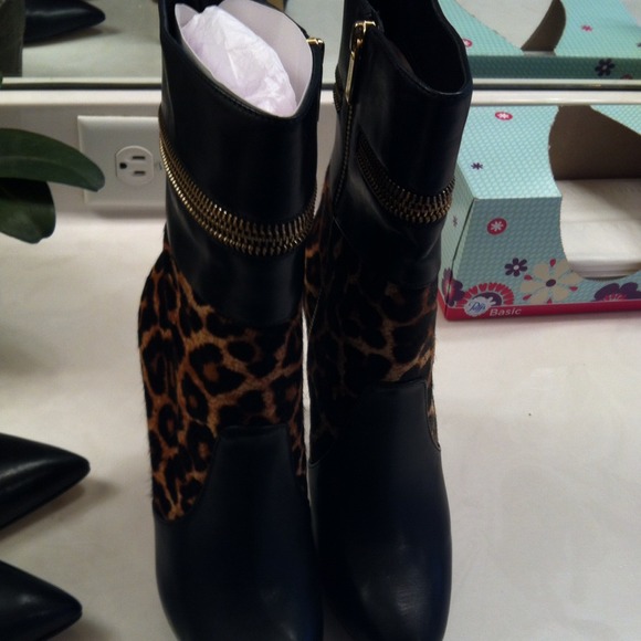 Brand new Michael Kors leopard booties size 6.5 - Picture 5 of 5
