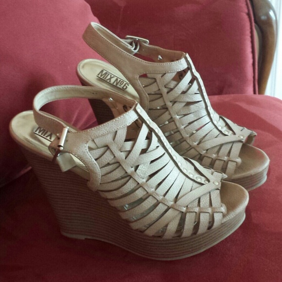 ***sold*** no. 6 tan wedges