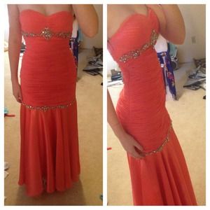 🚫SOLD🚫Bee Darlin Prom Dress Size 1/2