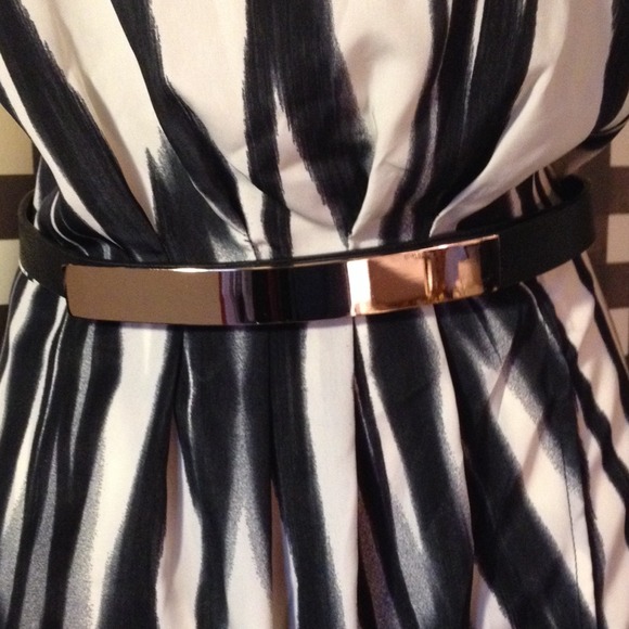 SOLD.  blk leather and gold plate belt. Sz S/M - Picture 2 of 4
