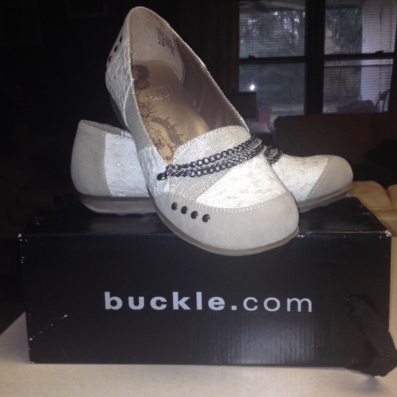 Buckle flats