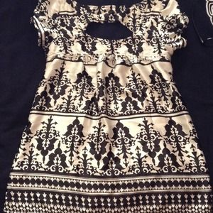 Tunic top with cutout in back. Elegant pattern