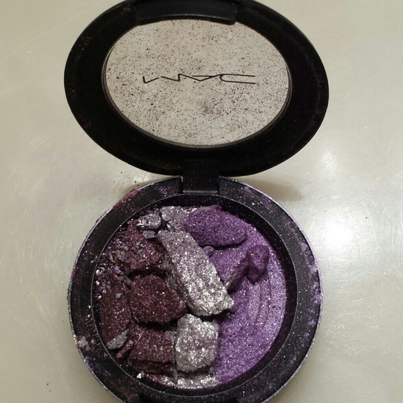 MAC Mineralize eyeshadow outspoken