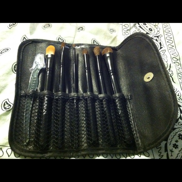 MINERALZA. Make-up Brushes.  7 PC SET. NWOT.