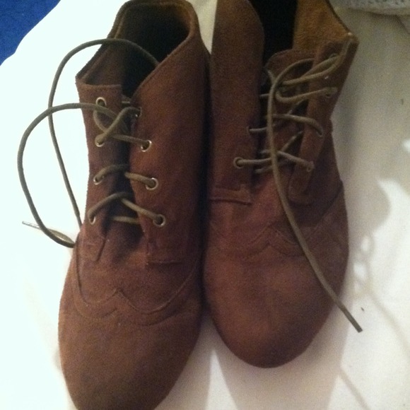 Brown suede oxford booties!
