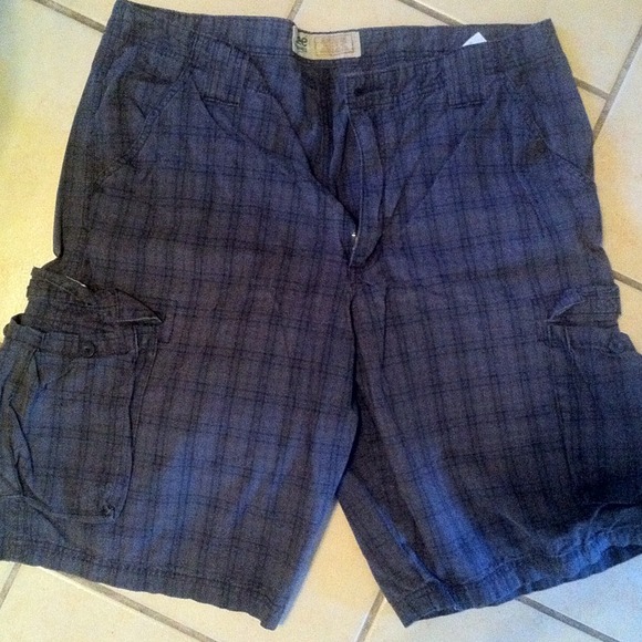 Men's. plaid cargos
