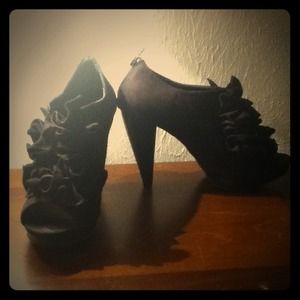 Black, peep toe heels!