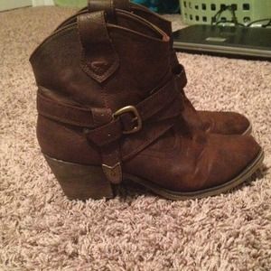 Short Dark brown cowgirl boots (: