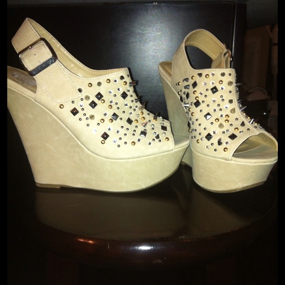 PRICE CUT✂️ Studded/Spiked Nude Wedges - Picture 2 of 2
