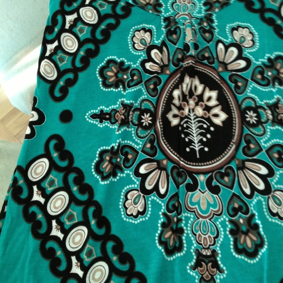 Top brand new - boutique. Gorgeous pattern and cut - Picture 2 of 3