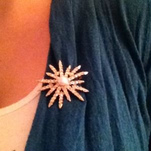 ⛔️price reduced⛔️ Vintage gold starburst brooch 🎁