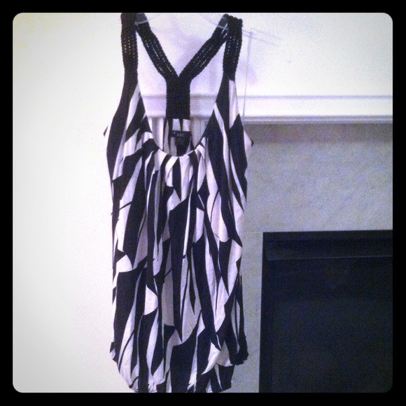 🚫SOLD IN BUNDLE🚫F21 Black and White Top