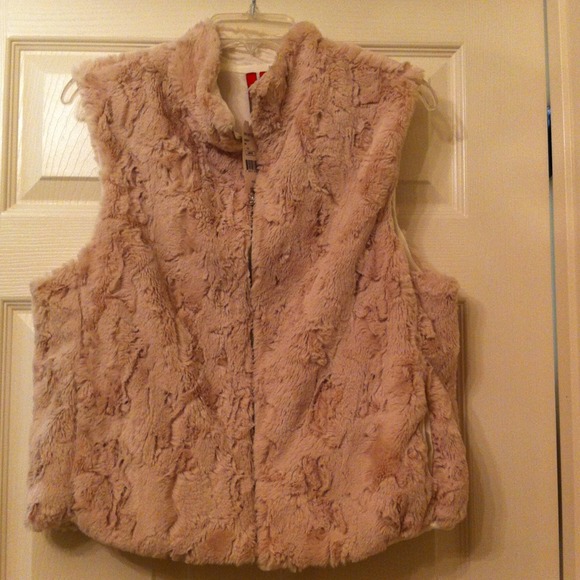 ⬇️REDUCED⬇️NWT Faux fur vest