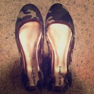 Mossimo camo flats