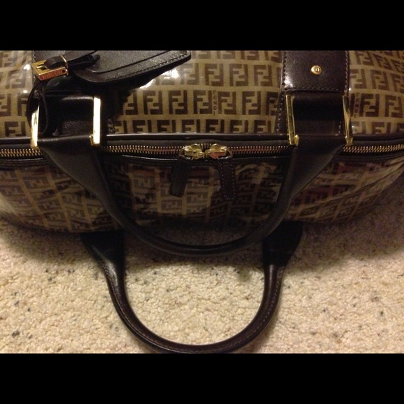 🚫SOLD🚫🎉Host Pick🎉Fendi Weekender - Picture 4 of 4