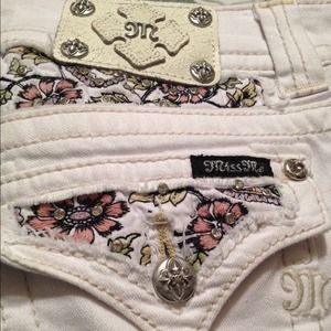 NWOT Size 28 white miss me capris!!