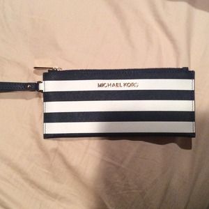*SOLD* MK Jet set travel sm zip clutch