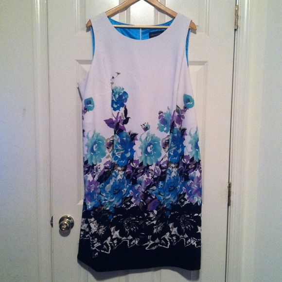 💰SOLD IN BUNDLE 💰 - Floral sleeveless dress - Picture 1 of 1