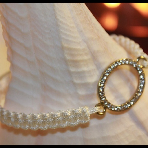 White adjustable crystal circle love bracelet. - Picture 1 of 2