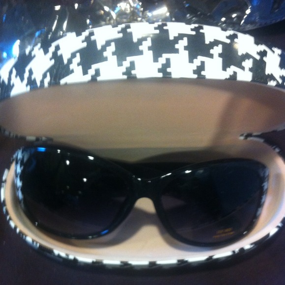 Houndstooth sunglasses with hard case