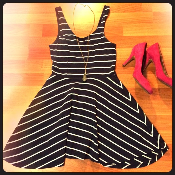 ❌SOLD IN BUNDLE❌H & M navy/white striped dress