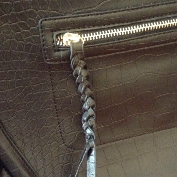 🎉SALE🎉Beautiful NEW Black Faux Crocodile Handbag - Picture 2 of 4