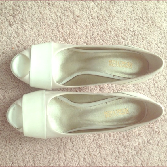 Kenneth Cole Reaction white pumps