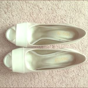 Kenneth Cole Reaction white pumps