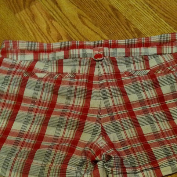 Red shorts - Picture 2 of 2