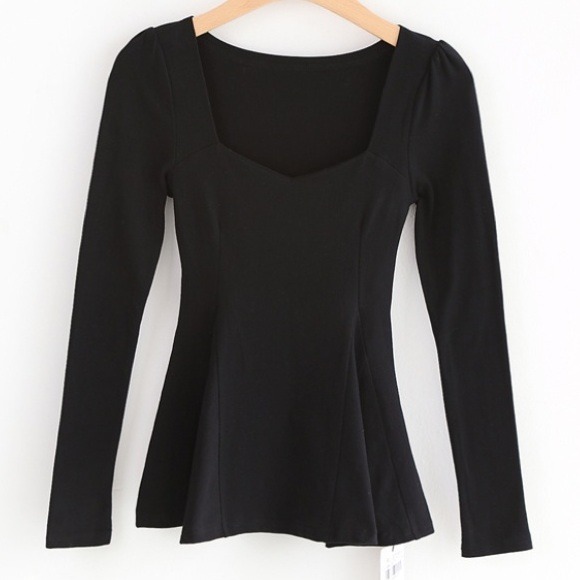 ❌SOLD❌ Long sleeved black peplum top
