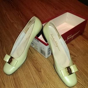 Classic Salvatore Ferragamo w/ bow apple green 8.5