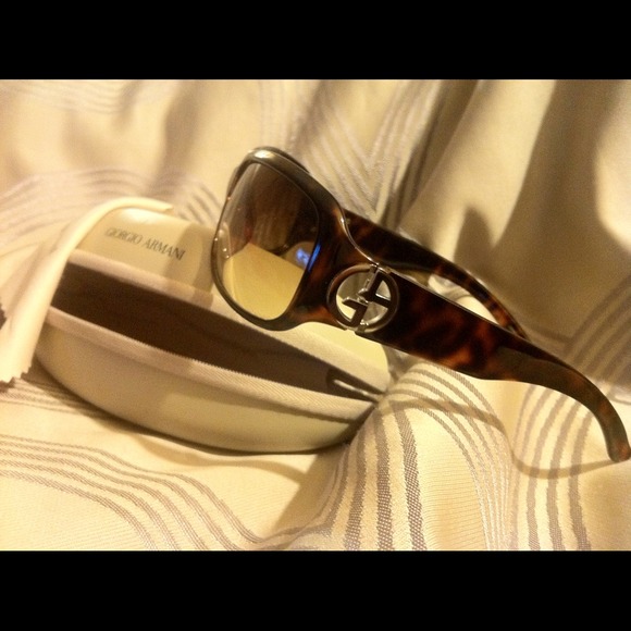 NWOT. Giorgio Armani sunglasses 100% Authentic main image 4