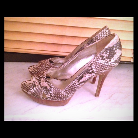 Reduced priced❗️$50 Guess peep toe shoes like new!
