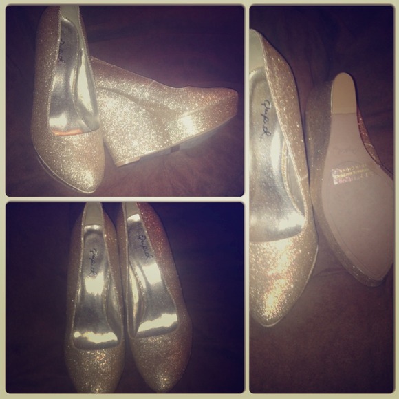 💎🆕 glamours brand new gold wedges 😻 - Picture 1 of 3
