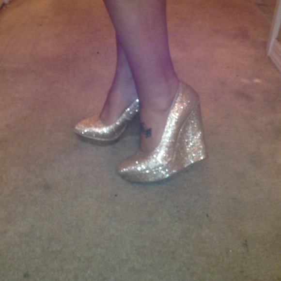 💎🆕 glamours brand new gold wedges 😻 - Picture 2 of 3