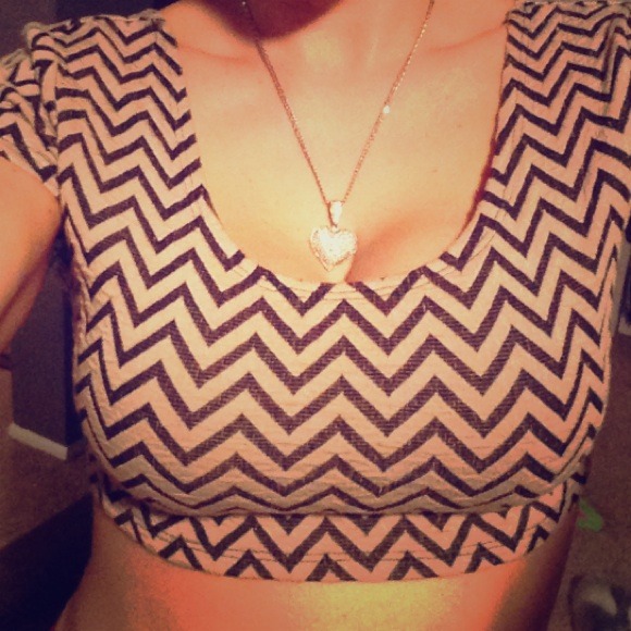 SOLD. cute zig zag Bow Back crop top cap sleeves
