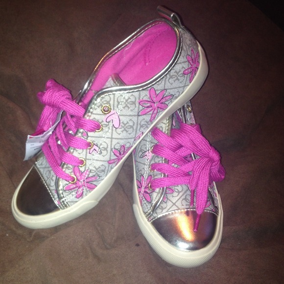 🆕👣2 cute 4 kids authentic guess shoes