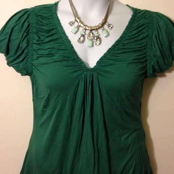 SOLD IN BUNDLE! TOP WFLATTERING DETAIL SIZE XL NWT