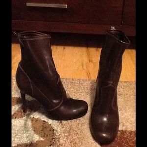 Size 7.5 Guess boots