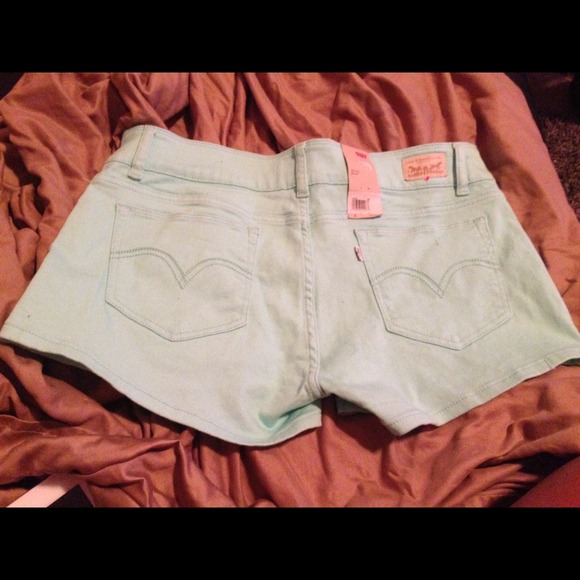 🆕BRAND NEW LEVI SHORTS 😍