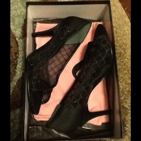 Size 7 cute black peep toe heels w/ sparkly detail